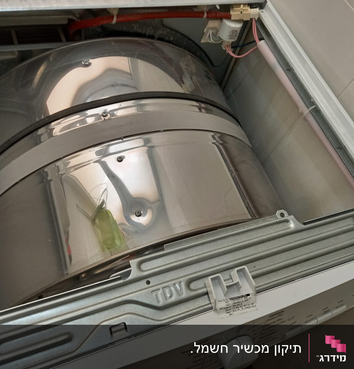 תוף מתכת של מכונת כביסה עם חוטים חשמליים